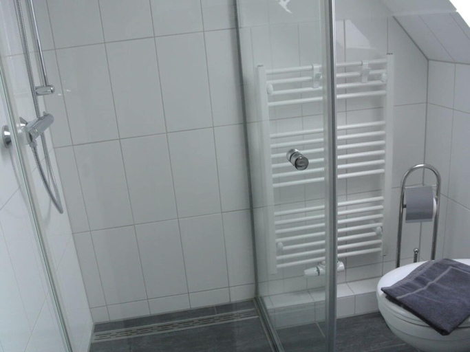 Bathroom 5, "norderney" in the Achter de Waterkant House, Dithmarschen