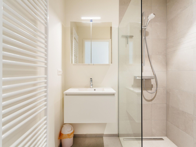 Bathroom, Apartment on Zeedijk With Stunning Sea View, West-Vlaanderen