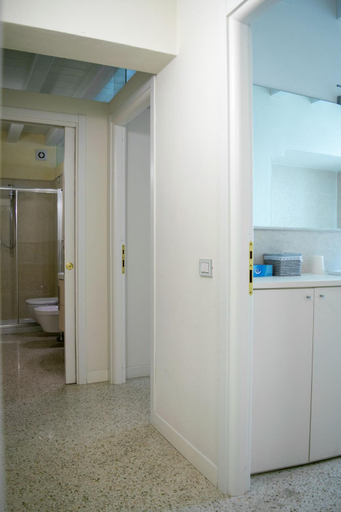 Bathroom 2, Juliet House, Verona