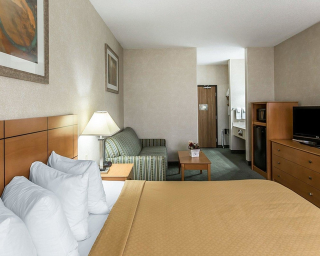 Bedroom 3, Quality Inn at Collins Road - Cedar Rapids, Linn