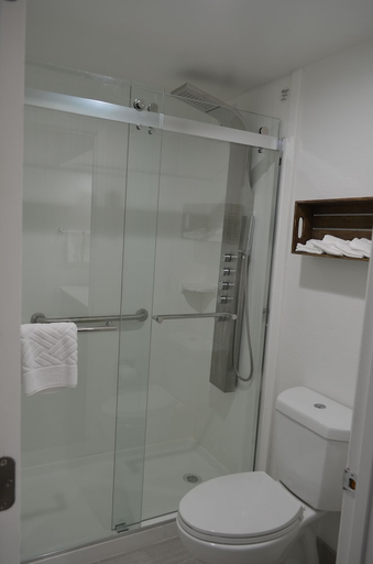 Bathroom 4, Athena Inn Chattanooga, Hamilton