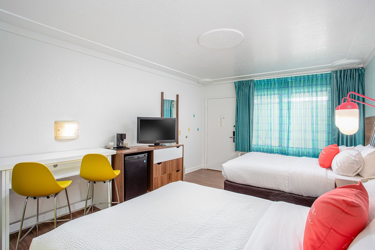 Bedroom 2, Beachside Hotel and Suites, Brevard
