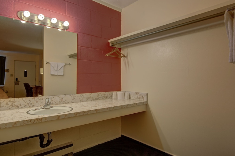Bathroom, Cedar Rest Cedar City, Iron