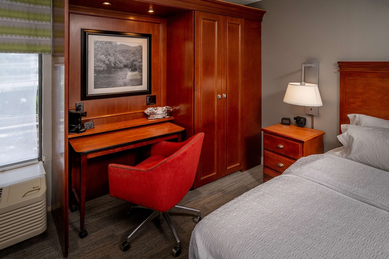 Bedroom 3, Hampton Inn Charleston-Downtown (Civic Center), Kanawha