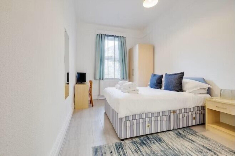 Room 4, Blue Vista, Poole