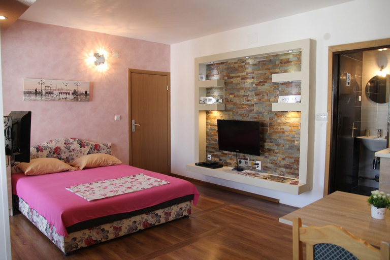 Others 5, Lilian Apartments