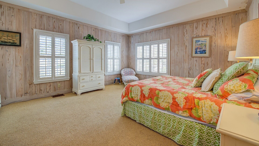 Room 5, Beachfront Home With A Beautiful View 6 Bedroom Home by Peace Vacations, Georgetown