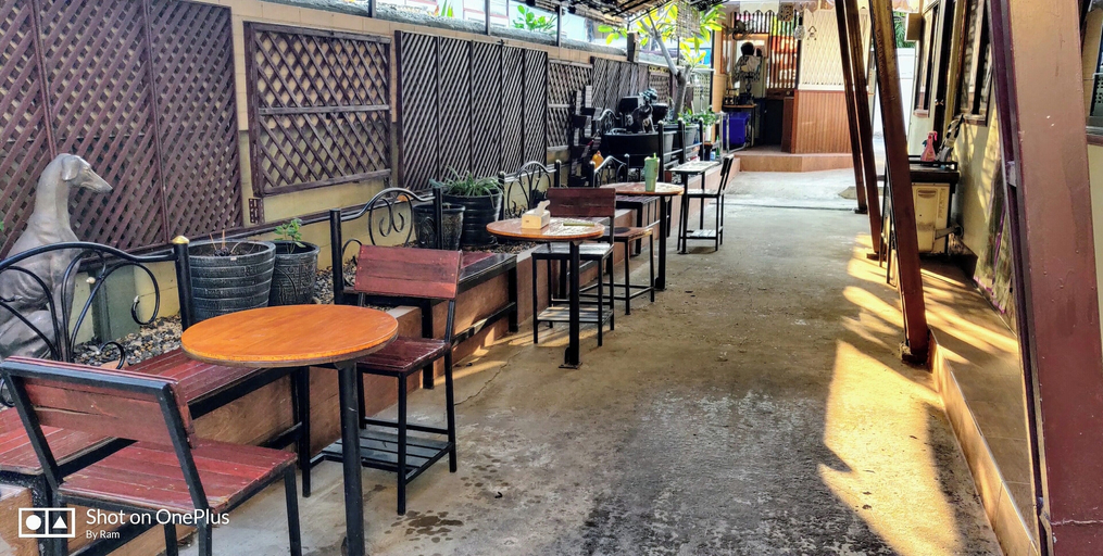 Food & Drinks 4, V House, Phra Nakhon Si Ayutthaya