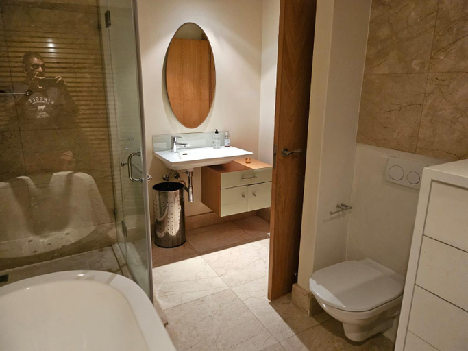 Bathroom 3, Oceans Apts or Ocean views or Umhlanga balcony min stay apply 1 b 2 bed 6 slp or 3 bed 9 slp, eThekwini