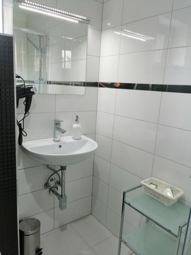 Bathroom 10