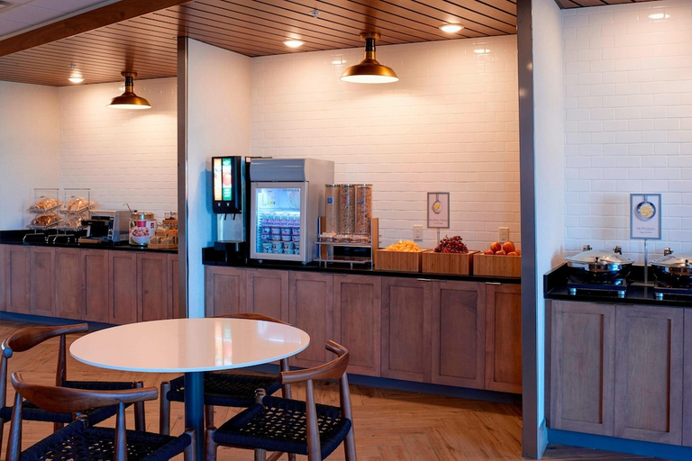 Food & Drinks 4, Fairfield Inn & Suites by Marriott Columbus, IN, Bartholomew