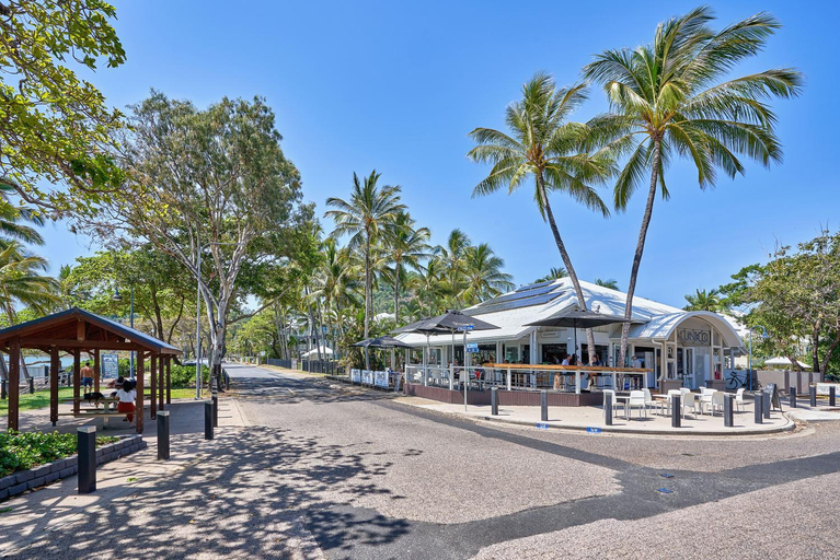 Food & Drinks, Meridien at Trinity Apartment, Cairns