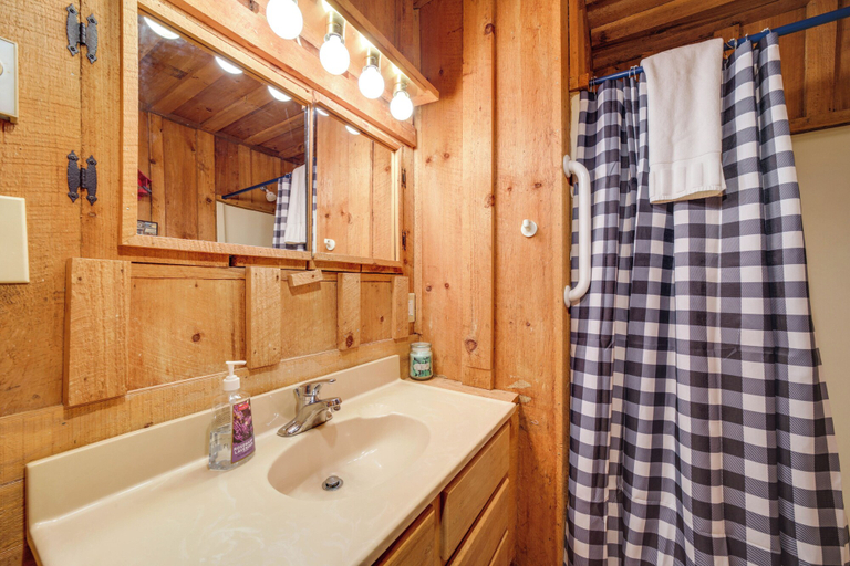 Bathroom, Rustic Maggie Valley Cabin w/ Mountain Views!, Haywood
