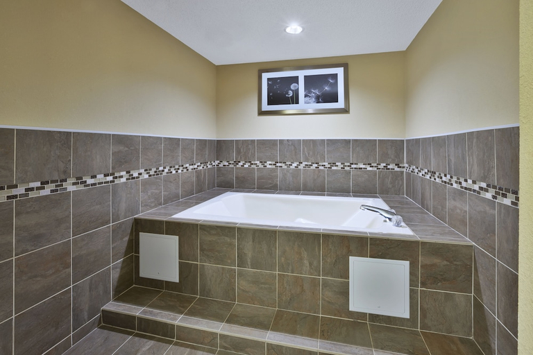 Bathroom 5, Holiday Inn Express & Suites CIRCLEVILLE by IHG, Pickaway