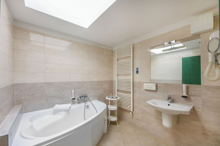 Bathroom 4, Corvin Hotel Budapest - Corvin wing, Budapesti
