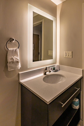 Bathroom 3, English Inn of Charlottesville, Charlottesville
