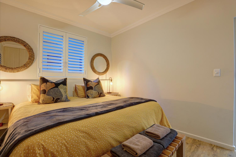 Bedroom 2, Oppiesee Self Catering Apartments, Eden