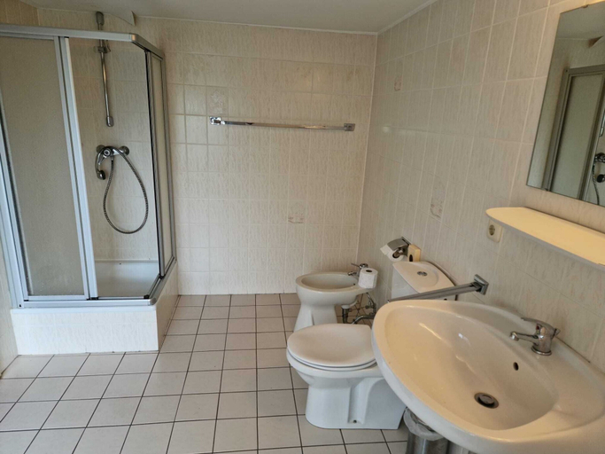 Bathroom 5, PB Hotel Pension, Goslar