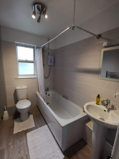 Bathroom 3, Kings Arms Holiday Apartments, Argyll and Bute