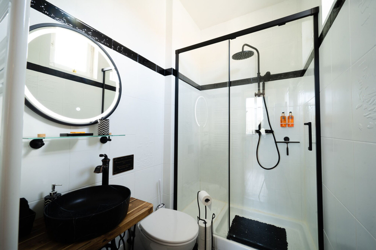 Bathroom 5, Château Papounan, Gironde