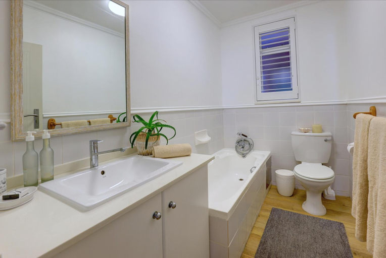 Bathroom 3, Oppiesee Self Catering Apartments, Eden