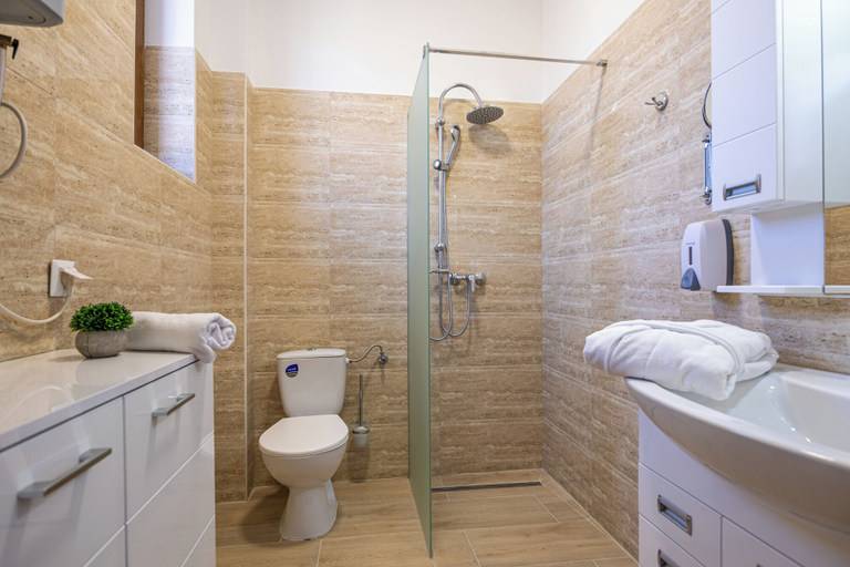 Bathroom 4, Vörös Álom Panzió, Kecskemét