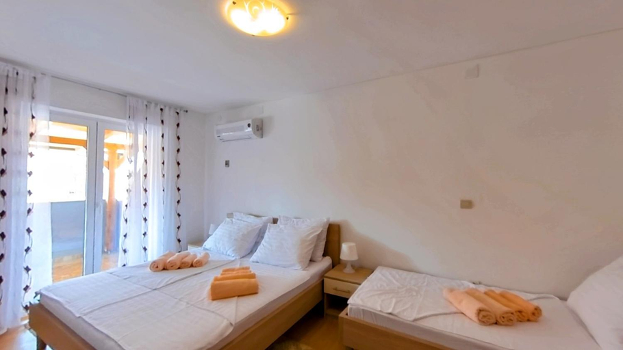 Others 5, Apartments Dario, Medulin