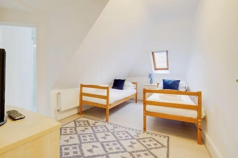 Room 3, Blue Vista, Poole