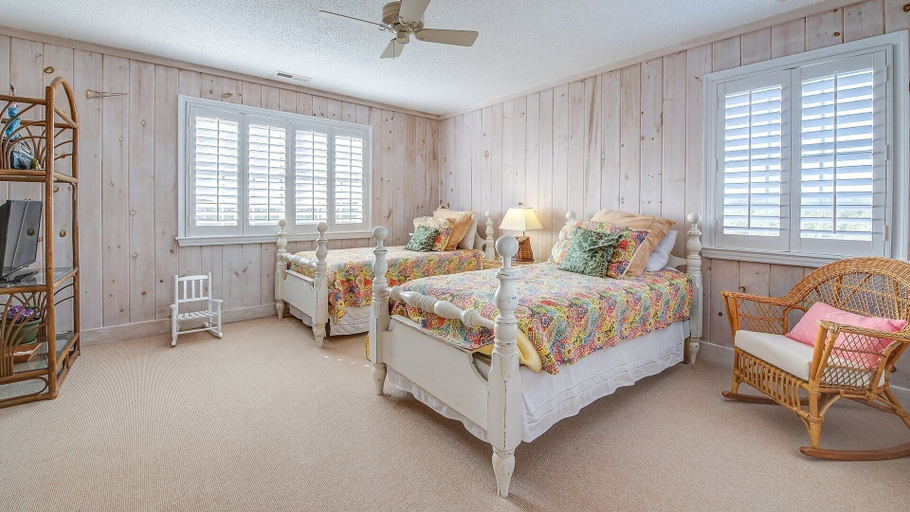 Room 4, Beachfront Home With A Beautiful View 6 Bedroom Home by Peace Vacations, Georgetown
