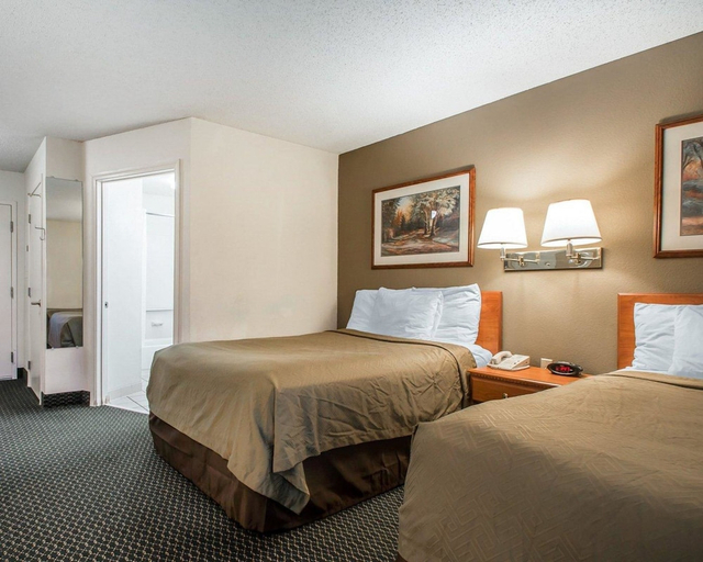Bedroom 2, Suburban Studios Columbia - Hwy 63 & I-70, Boone