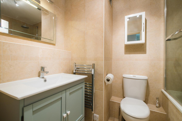 Bathroom 2, Sublime 1 bed flat with Thames view, London