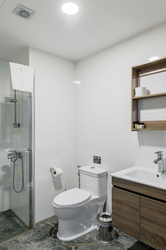 Bathroom 4, Royal Palace Hotel