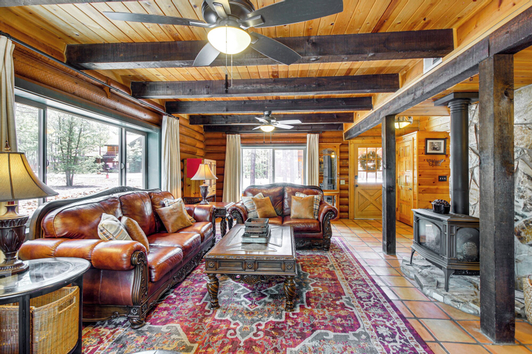 Pinetop Log Cabin Near Dining, Hiking and Golf!, Navajo