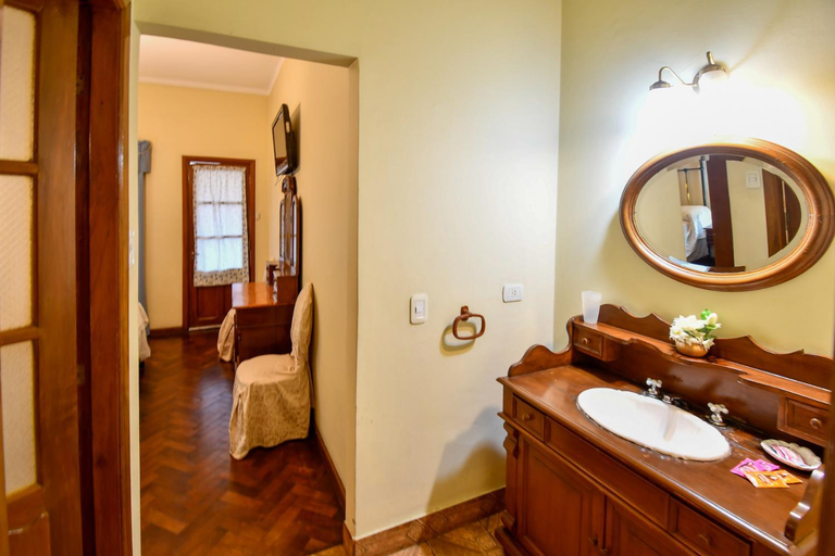 Bathroom 2, Hostal El Cerrito, Capital