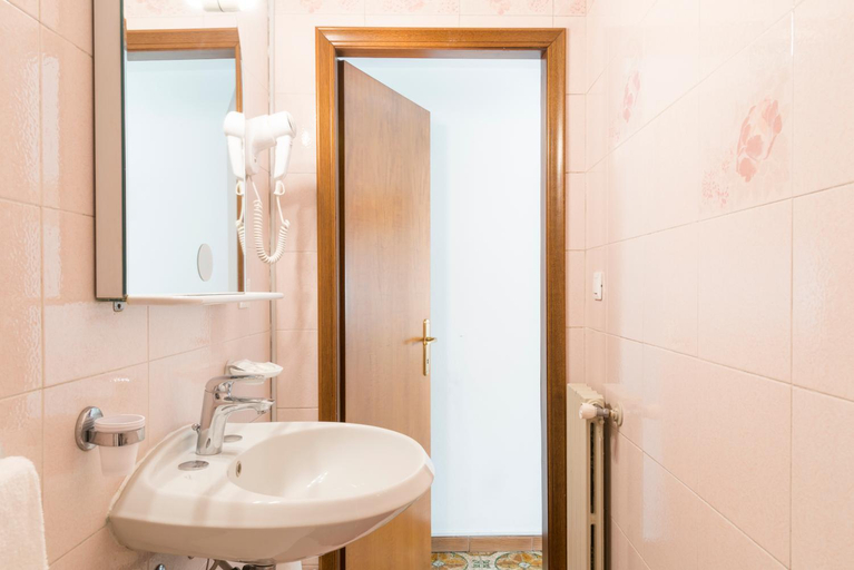 Bathroom 3, Albergo Trento, Verona