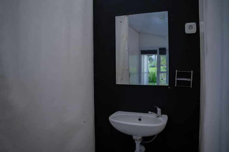 Bathroom 4, Leuweung Geledegan Ecoldge, Ahanta West