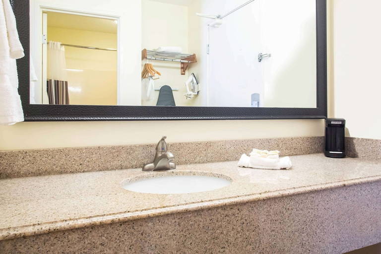 Bathroom, Baymont by Wyndham Columbia, MO, Boone