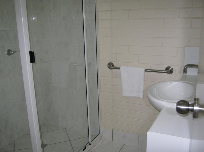 Bathroom, Emu Park Motel, Livingstone - Pt B