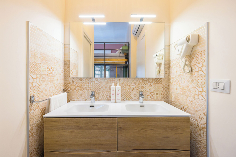 Bathroom 4, Via Firenze Central Station Housing, Napoli