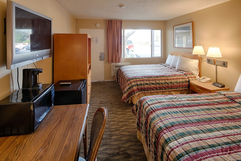 Bedroom 2, Days Inn by Wyndham Chico, Butte