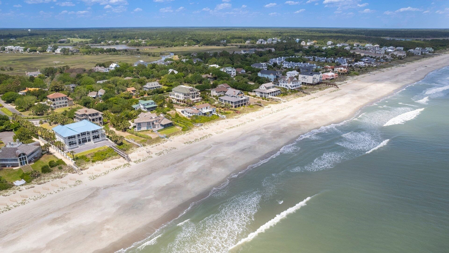Beach 4, Inviting Vacation Home Directly On Beach 7 Bedroom Home by Peace Vacations, Georgetown