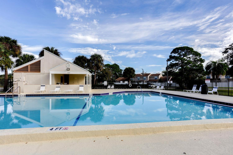 5 Mi to Beach Jupiter Townhome with Pool Access, Palm Beach