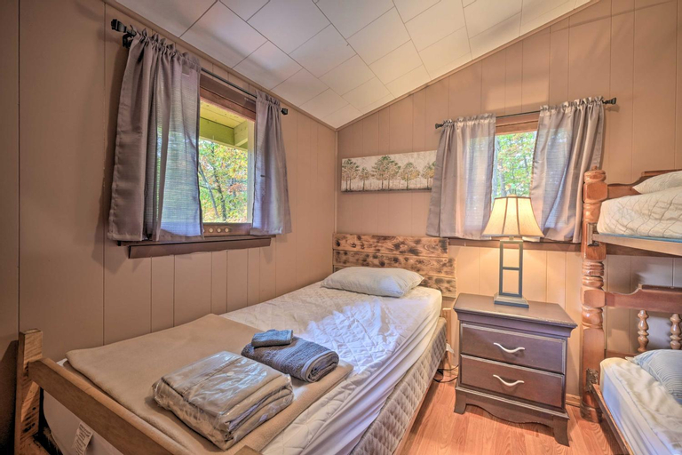 Bedroom 2, Wyatt Earp Cabin with Deck, 1 Mi to Raystown Lake!, Huntingdon