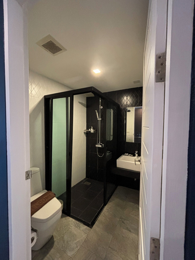 Bathroom 4, The Seens Hotel, Mueang Krabi