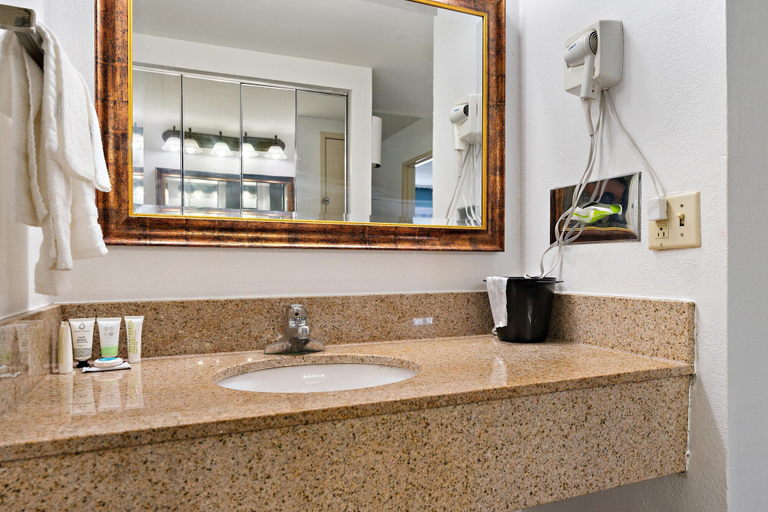 Bathroom 4, Chicago Club Inn & Suites, Dupage