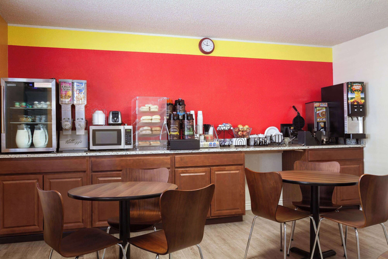 Food & Drinks 5, Super 8 by Wyndham Colorado Springs/Afa Area, El Paso