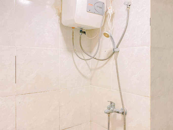 Bathroom 5, Nice Studio at Parkland Avenue Apartment By Travelio, South Tangerang