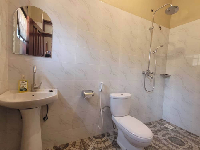 Bathroom 4, Stevalyn's Ridge View Lodge, Buikwe