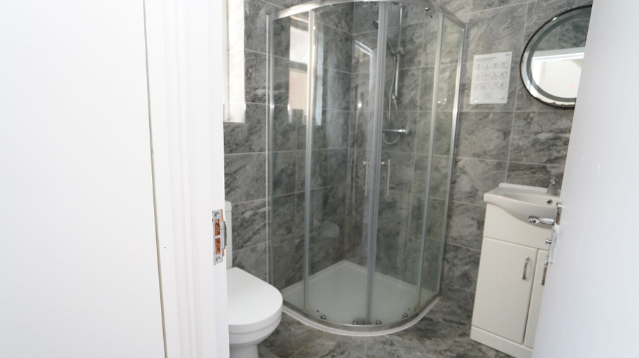 Bathroom 2, 59B Comfortable Home Sleeps 8, London
