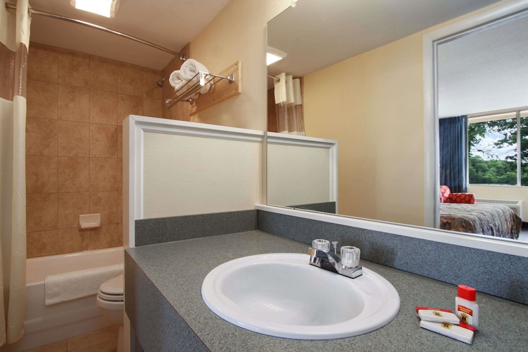 Bathroom 3, Super 8 By Dover, Kent